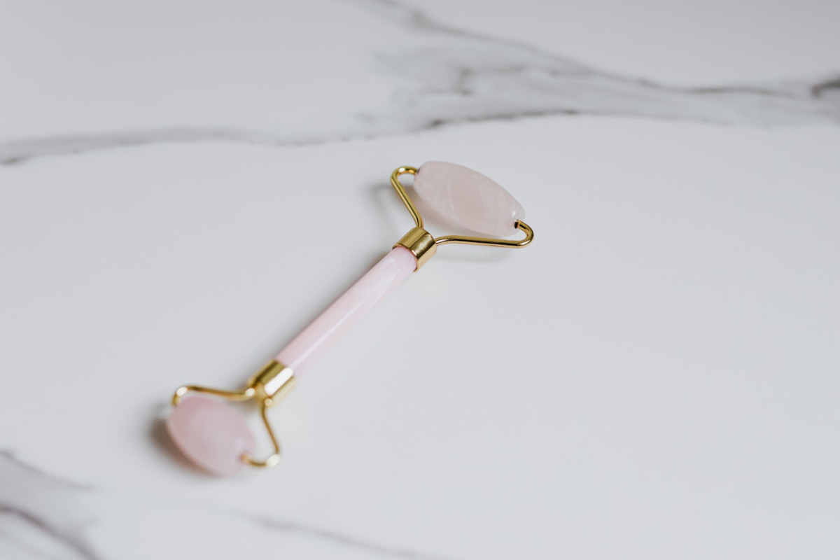 Per sentirvi più giovani provate il massaggio viso anti-age al quarzo rosa
