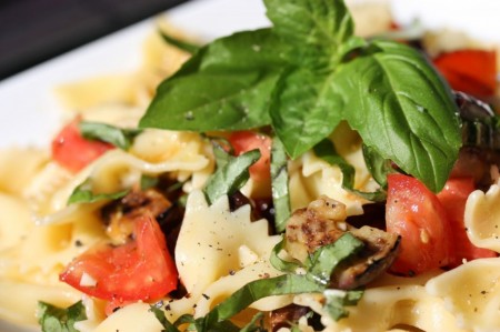 Pasta fredda con melanzane grigliate, la ricetta