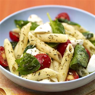 Pasta fredda con pomodori, scamorza e cipolla rossa, la ricetta