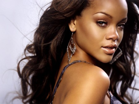 Rihanna è la nuova musa di re Giorgio: ecco il volto della prossima campagna Emporio Armani