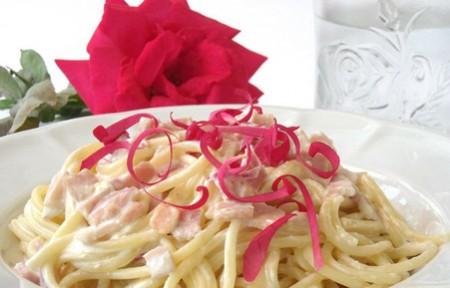 Ricette con i fiori: gli spaghetti con petali di rosa
