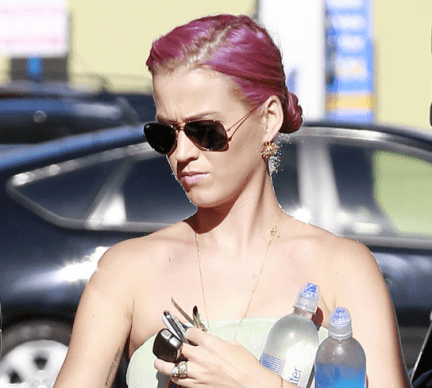 Ancora un nuovo look per Katy Perry: ora ha i capelli rosa!