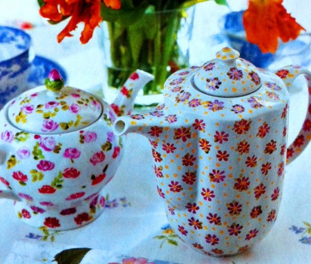 Decorazioni fai da te su ceramica per decorare il servizio da tè