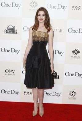 Anne Hathaway in Alexander McQueen alla premiere di One Day a New York: bellissima!