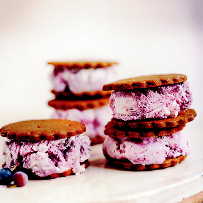 I biscotti ripieni di gelato ai mirtilli, merenda last minute per bambini