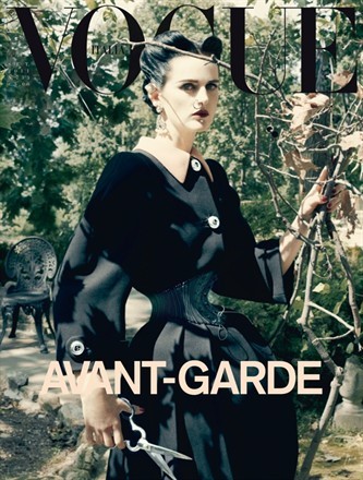 Intensa e gotica, ecco Stella Tennant sulla copertina di Vogue Italia!