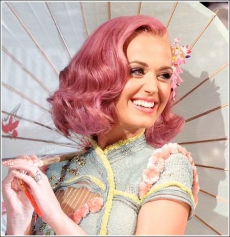 Il look di Katy Perry agli MTV Video Music Awards: capelli rosa e trucco bon ton per la cantante!