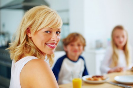 Sei una mamma giovane? Non dimenticare di fare colazione ogni giorno, serve a te e al tuo bambino