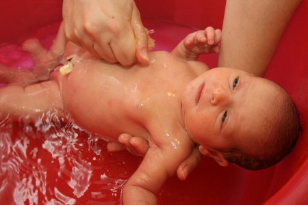Quando si può fare il primo bagnetto al bambino dopo la nascita?