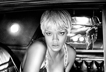 Capelli corti e biondissimi: il look di Rihanna per Armani Jeans!