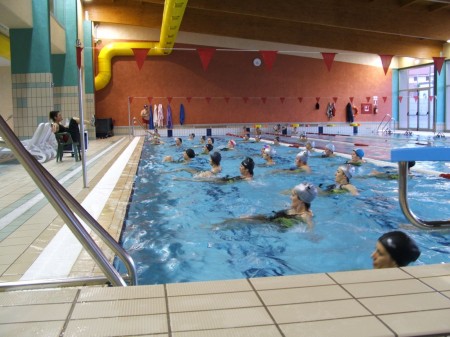 Tutte in piscina a praticare acquagym per avere molti benefici