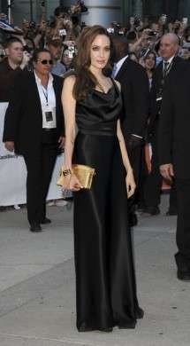 Angelina Jolie veste Vivienne Westwood e Louis Vuitton alla presentazione di “Moneyball”