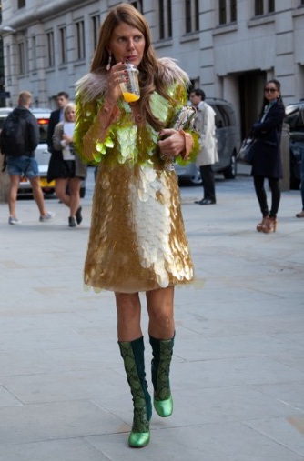 Anna dello Russo e le paillettes fluò di Prada