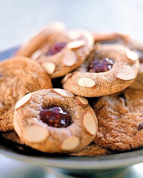 Ricetta pugliese dei biscotti con mandorle e lamponi