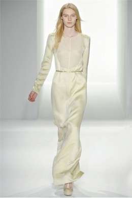 Alla New York Fashion Week P/E 2012 sfila la donna eterea e minimal di Calvin Klein Collection