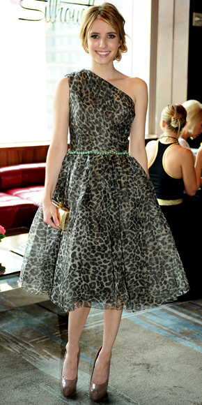 Emma Roberts veste l’animalier graffiante di Marchesa con pumps Brian Atwood