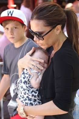 Victoria Beckham a spasso con Harper Seven e i fratellini