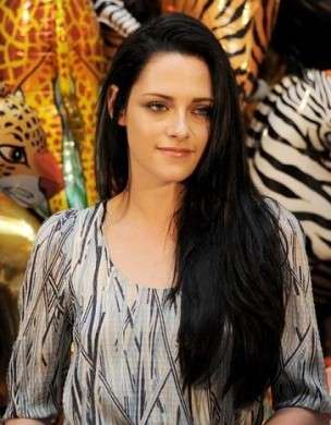 Kristen Stewart con i capelli neri: vi piace il look dark della star?