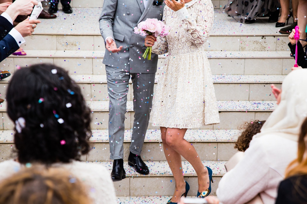 Marito e moglie al termine del loro matrimonio civile