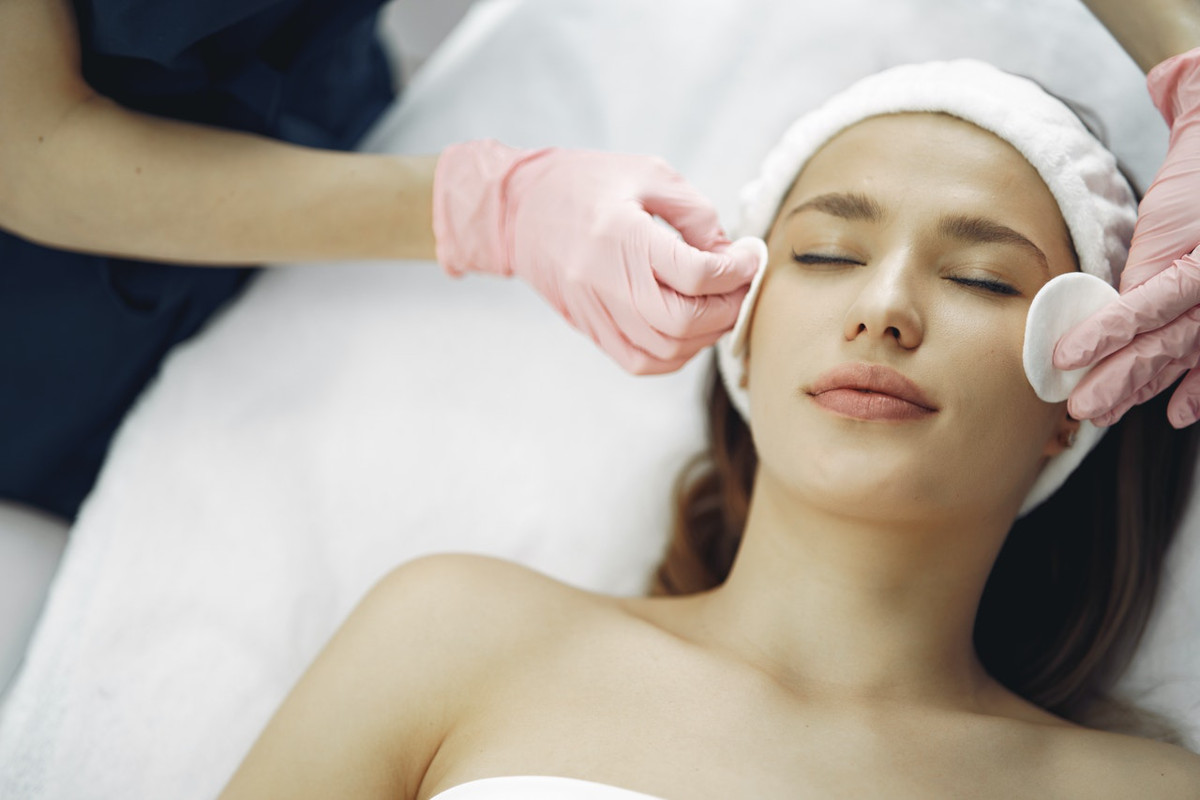 ragazza massaggio viso