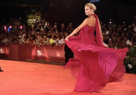 Natasha Poly al Festival del Cinema di Venezia in Gucci: bellissima! |  Pourfemme