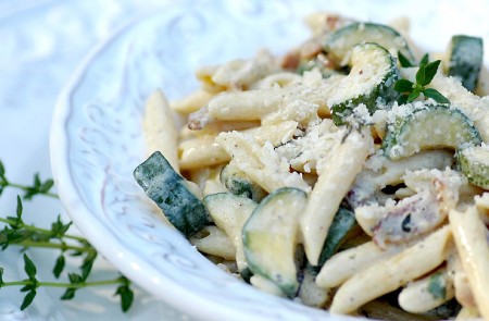 Pasta con zucchine e pancetta, ricetta facile e golosa!