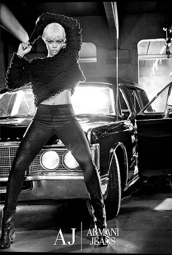 La prima foto di Rihanna per Armani Jeans, seducente e glamour