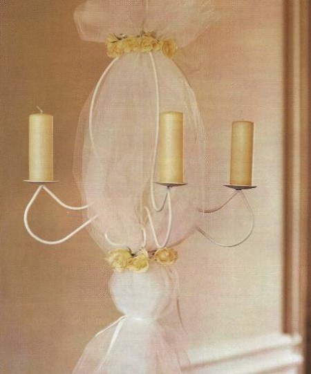 Decora un lampadario con morbide tulle e rose bianche