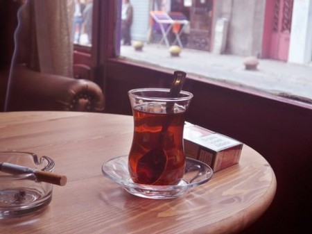 Se proprio non riuscite a dire stop al fumo, almeno bevete tè invece che caffè, vi proteggerà