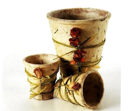 Impreziosisci i tuoi vasi di coccio con decorazioni in rafia e rose essiccate
