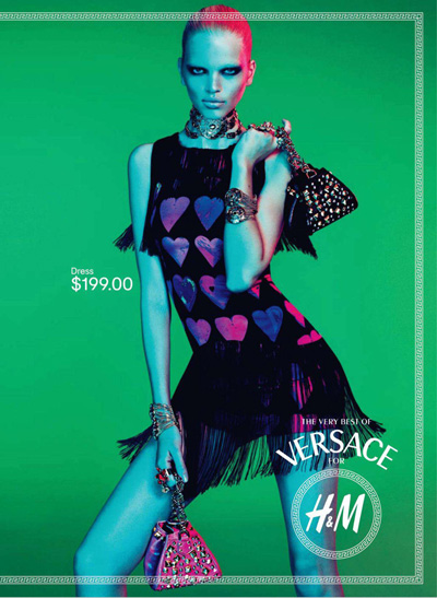 Ancora un outfit Versace for H&M, mini dress con cuoricini da 199 dollari, non saranno un po’ troppi?