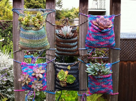 Borse fatte a maglia per contenere le nostre piantine: quando il knitting incontra il giardinaggio!