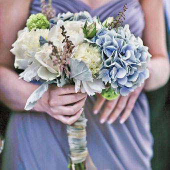Preparare un bouquet da sposa sui toni del bianco e dell’azzurro: ecco i fiori da usare