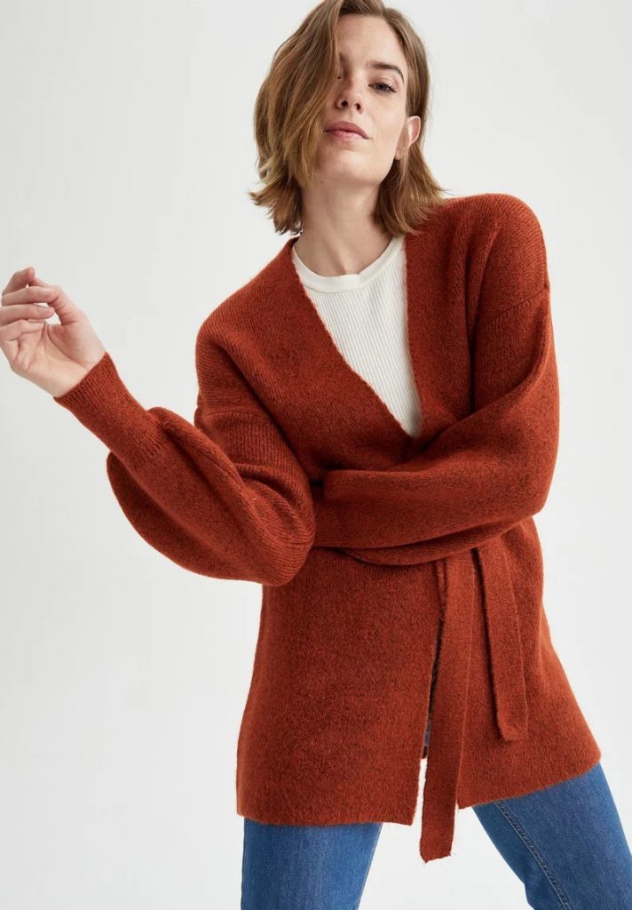 modella con cardigan con cintura
