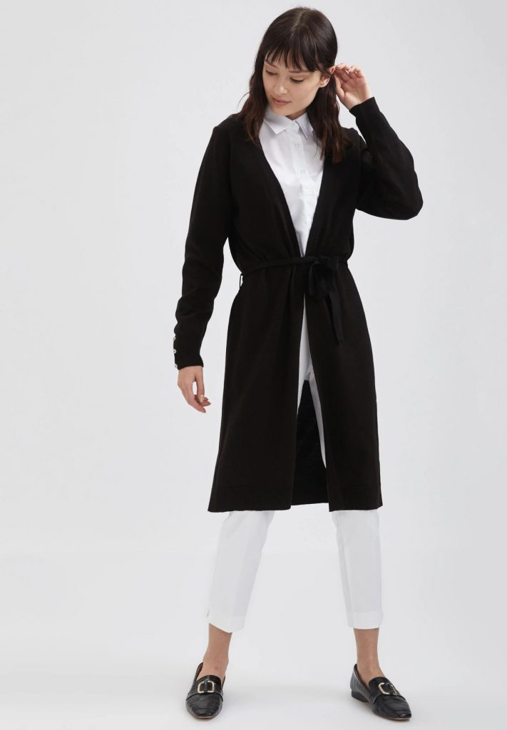 ragazza con cardigan oversize