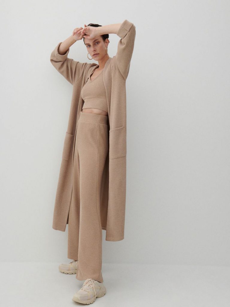 modella con cardigan oversize