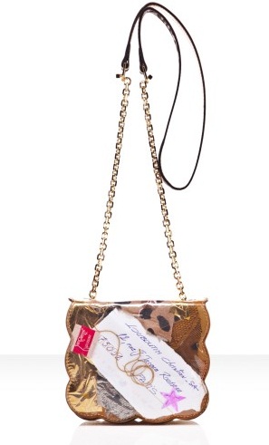 Dall’eccentrica collezione di borse Christian Louboutin, la tracolla “Trash”, originalissima!