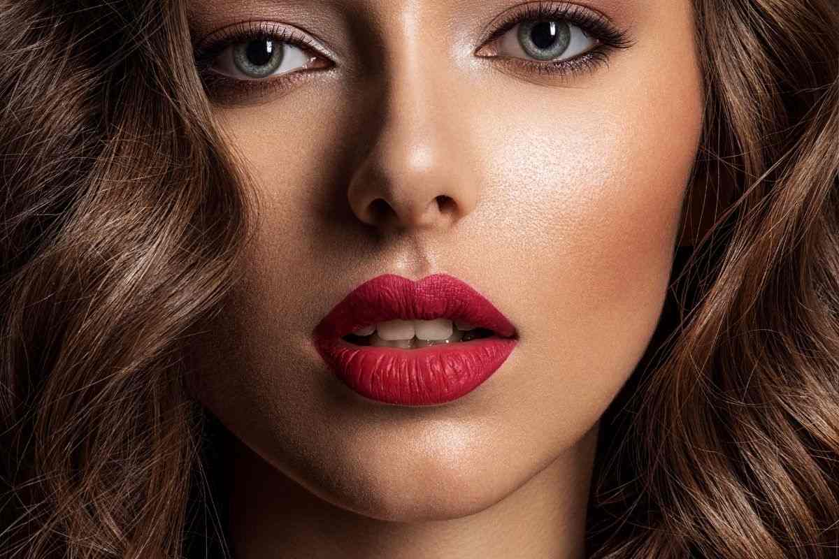 ragazza con trucco e rossetto rosso