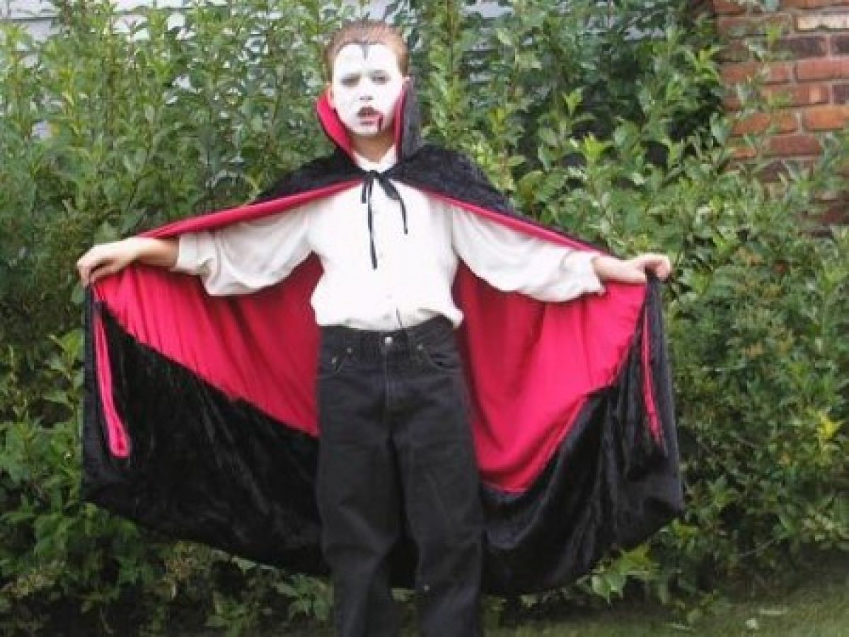 Vestiti di Halloween per bambini: il costume da vampiro fai da te |  Pourfemme