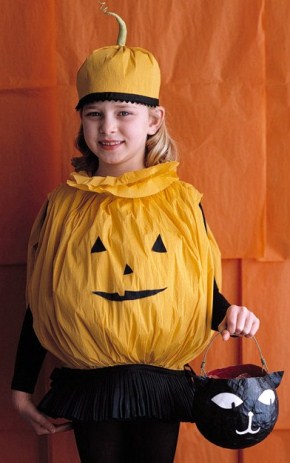 Vestiti di Halloween per bambini: crea un costume di carta a forma di zucca