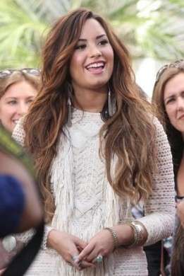 La deliziosa Demi Lovato con abito Isabel Marant e pumps Christian Louboutin