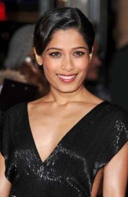 La bellezza esotica di Freida Pinto, in Ralph Lauren, illumina il red carpet londinese