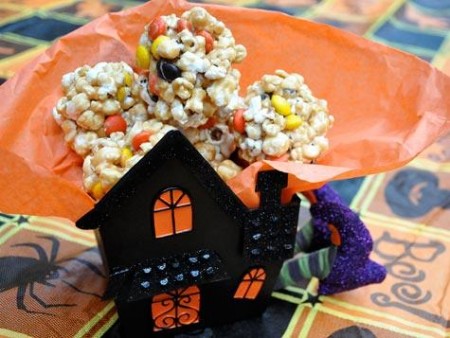 Dolci di Halloween per bambini, le palline di popcorn caramellati