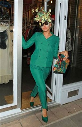 Lady Gaga sceglie Moschino e il “verde speranza”. Look promosso!