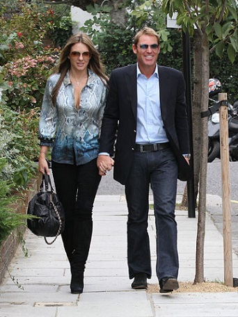 Liz Hurley con una camicia Roberto Cavalli