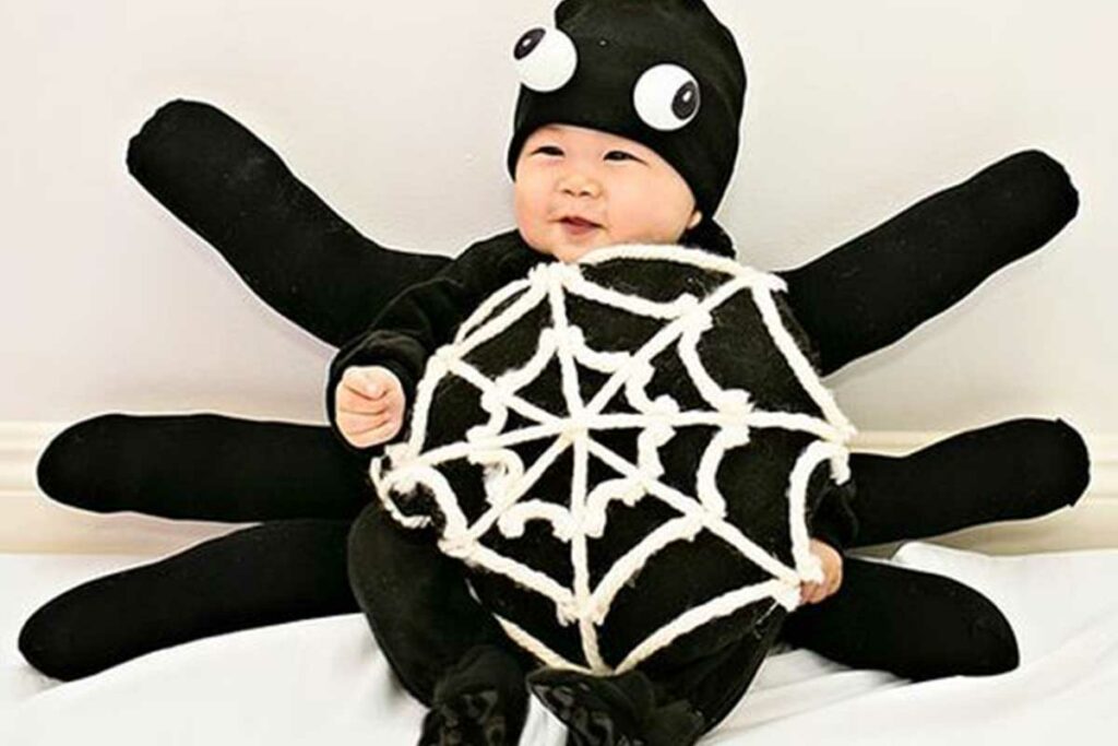 neonato con costume ragno