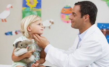 A che età i bambini dovrebbero lasciare il pediatra a favore del medico di base?