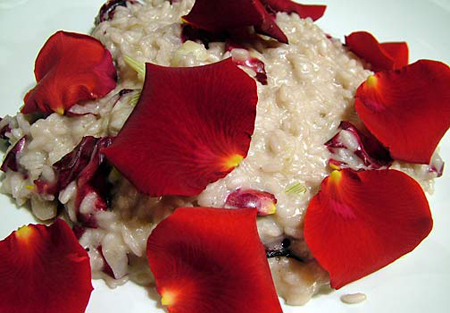 Cucinare con i fiori: per una cenetta romantica, risotto con le rose e champagne