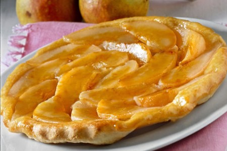 Ricette facili e veloci con i fiori: oggi un bel dolce, la tarte tatin con rose e pere