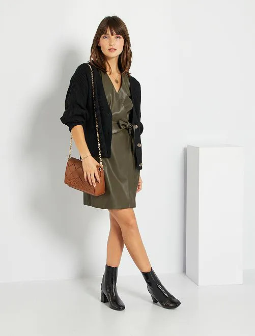ragazza con abito corto e cardigan